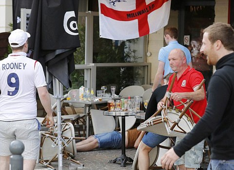 CDV Anh va xu Wales “danh hoi dong” Hooligan Nga tai Euro 2016