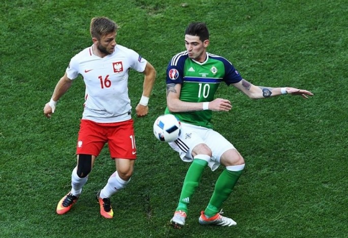 Euro 2016 Ukraine - Bac Ireland: Nguoi cung canh ngo-Hinh-2