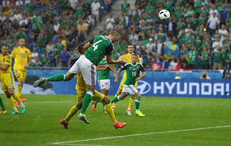 Anh Euro 2016 Ukraine 0-2 Bac Ireland: Chenh lech dang cap-Hinh-7