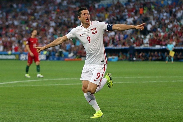 Doi hinh tieu bieu vong tu ket Euro 2016: Vang bong Ronaldo-Hinh-10