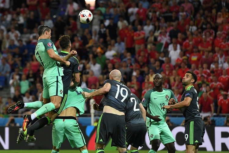 Euro 2016 Bo Dao Nha 2-0 Xu Wales: Ronaldo di vao lich su-Hinh-10