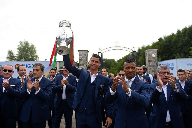 Ronaldo va dong doi lich lam mang cup Euro 2016 ve nuoc-Hinh-8