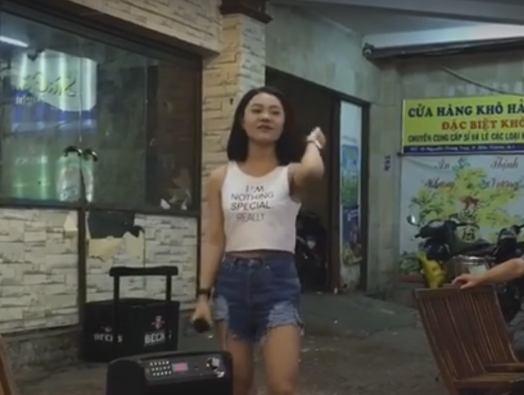 Nhan sac “hot girl hat rong” ben ban nhau gay sot-Hinh-2