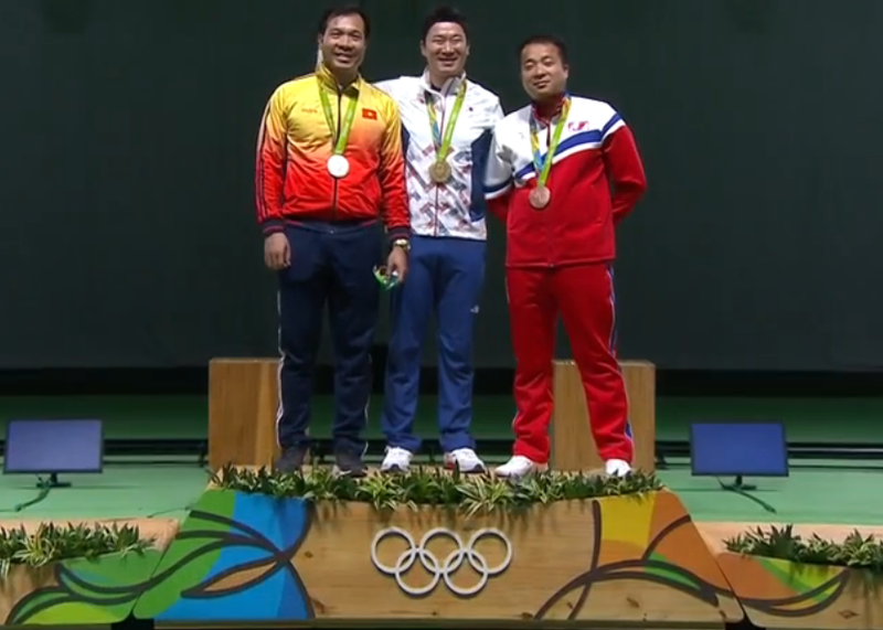 Hoang Xuan Vinh lo tam HCV Olympic Rio 2016 dang tiec-Hinh-3