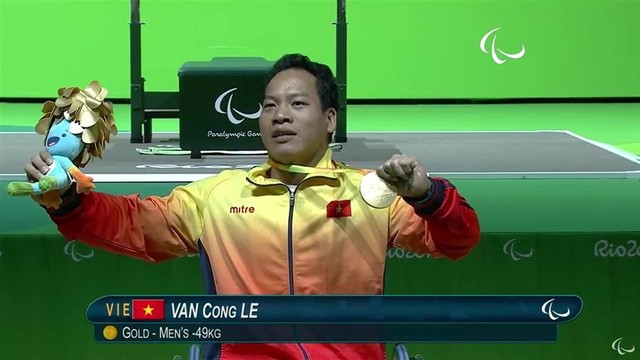 Khoanh khac Le Van Cong dem HCV Paralympic lich su cho TTVN-Hinh-4