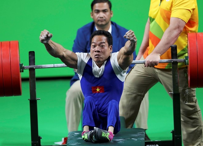 Khoanh khac Le Van Cong dem HCV Paralympic lich su cho TTVN