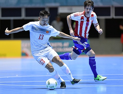 Thua dam 7-1 truoc Paraguay, Futsal Viet Nam ve voi mat dat-Hinh-2