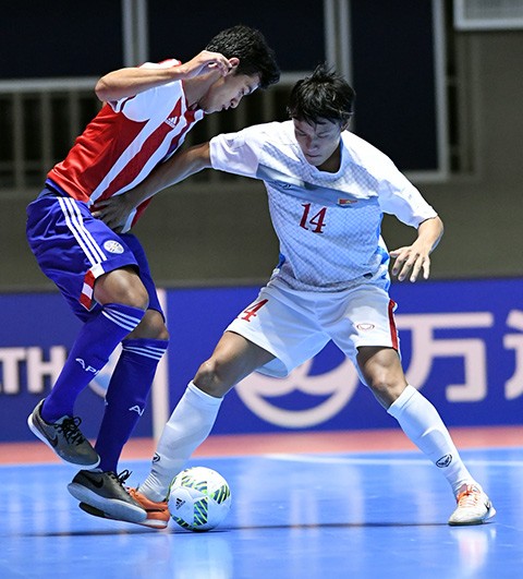 Thua dam 7-1 truoc Paraguay, Futsal Viet Nam ve voi mat dat-Hinh-4