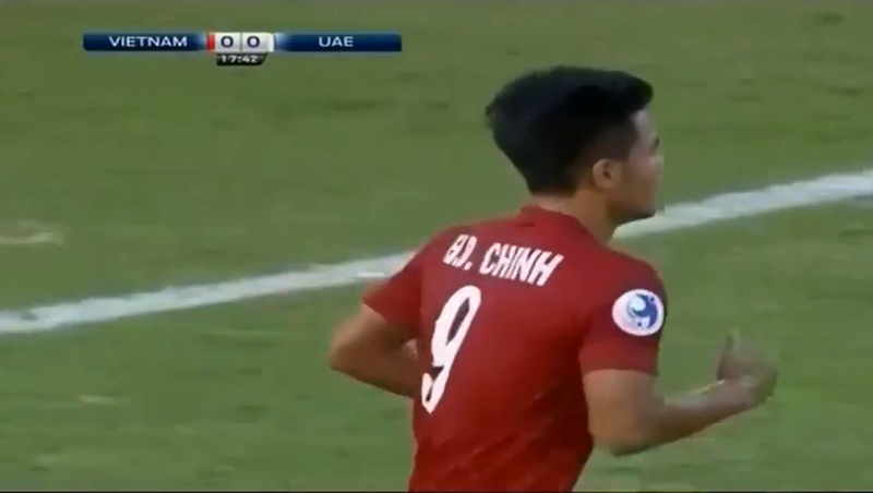 U19 Viet Nam cam hoa UAE trong the thieu nguoi