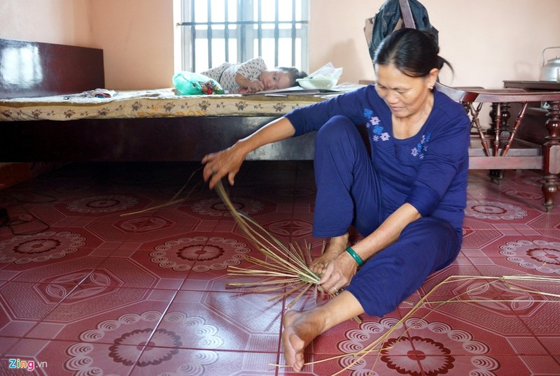 Nghi luc cua co gai cao 90 cm, nang 18 kg bi bai liet tu nho-Hinh-4