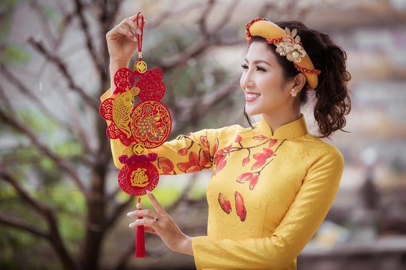 Nu game thu Viet xinh lung linh trong ao dai Tet