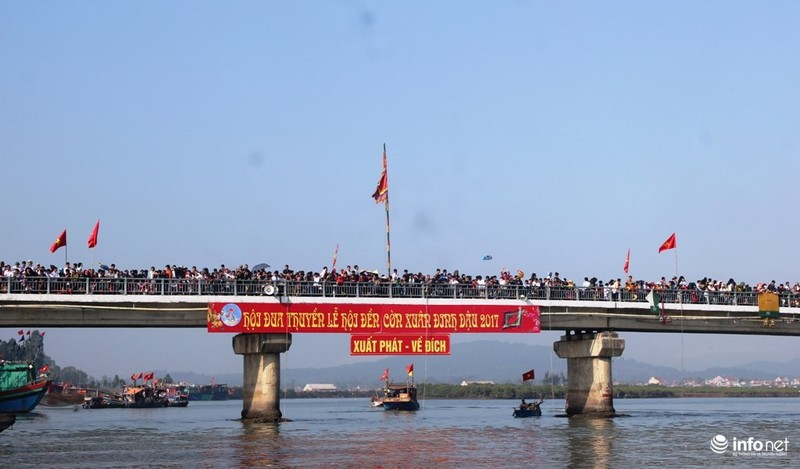 Du khach ve den thieng nhat xu Nghe du Le hoi dua thuyen-Hinh-11