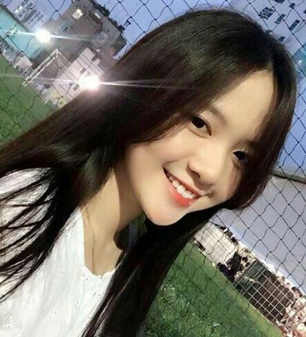 Selfie ngoai san bong, hot girl Sai thanh khien dan mang chao dao