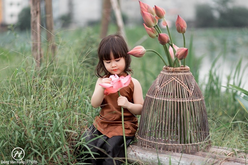 Nguoi mau nhi Ha thanh e ap ben ho sen-Hinh-3