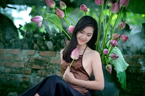 Hot girl Dai hoc Thang Long diu dang ao yem ben ao sen-Hinh-2