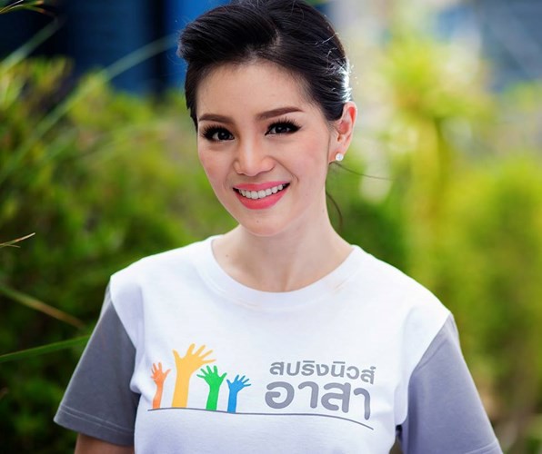 Cau thu Thai Lan bi nu truong doan xinh dep cam tiet Facebook-Hinh-4