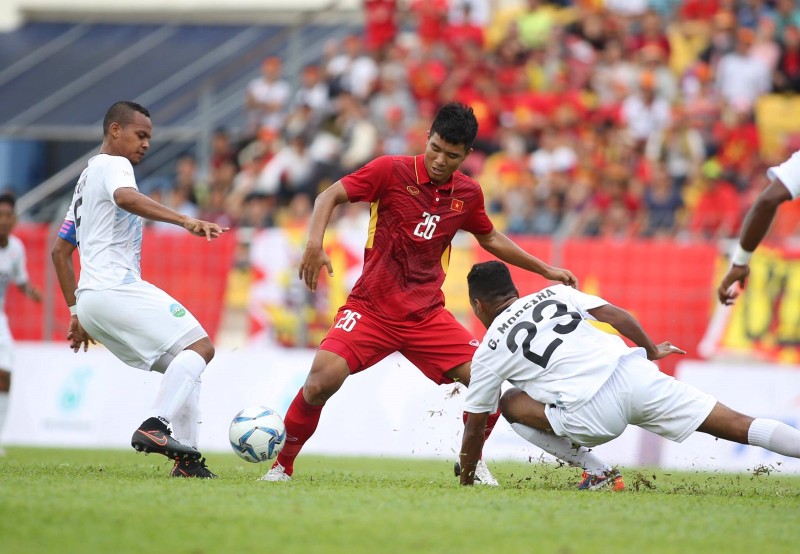 Thang tran dau SEA Games 29, U22 Viet Nam duoc &quot;dua len may&quot;-Hinh-6