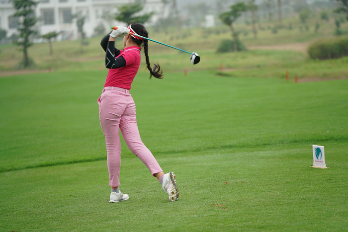 Nu golf thu Viet 14 tuoi xinh nhu mong du SEA Games 29-Hinh-4