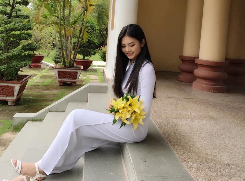 Nu sinh 10X Dong Nai khoe sac ben ao dai trang-Hinh-10