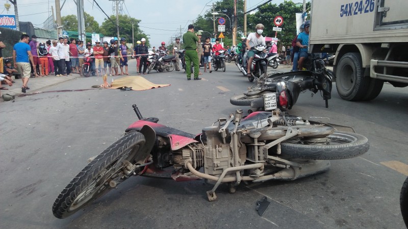 TP HCM: Hai xe may dam nhau giua giao lo, 4 nguoi thuong vong