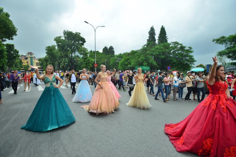 Dan mang &quot;san lung&quot; vu cong Tay tai Carnival pho di bo-Hinh-8