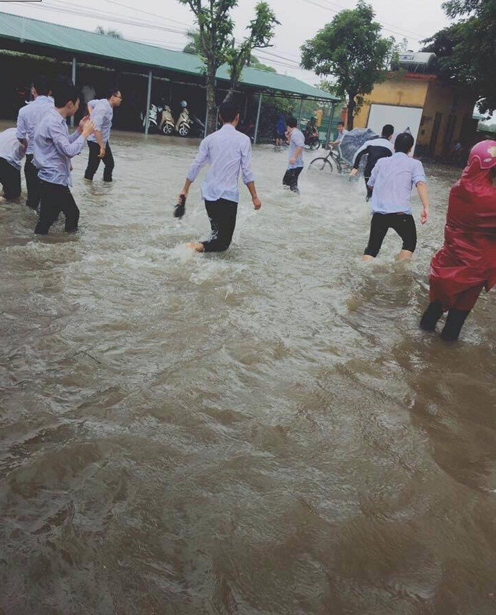 Nuoc ngap san truong, hoc sinh tranh thu tam mua giai nhiet-Hinh-8