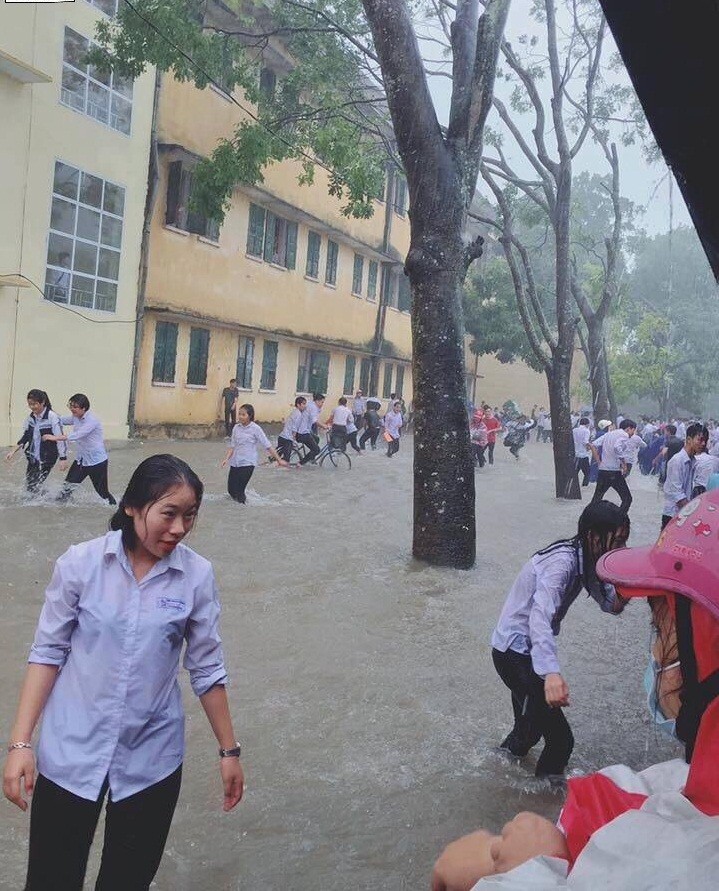 Nuoc ngap san truong, hoc sinh tranh thu tam mua giai nhiet