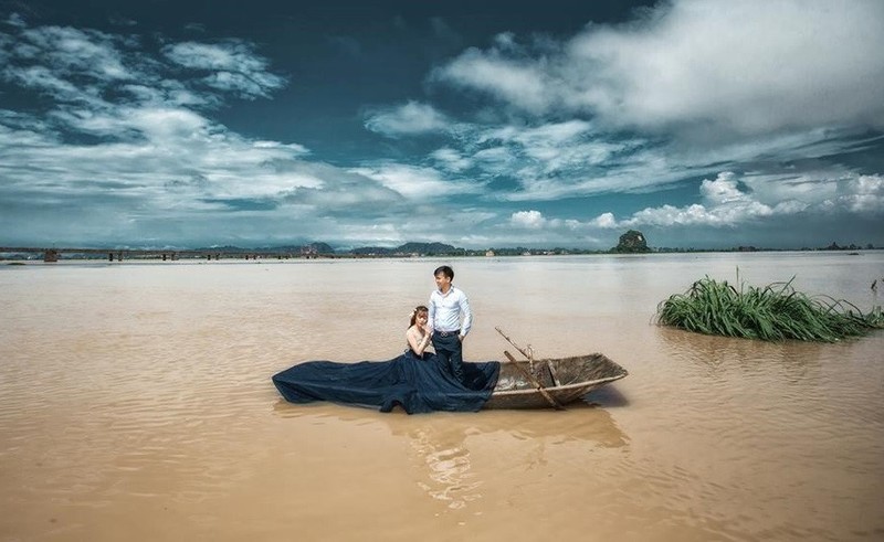 Mac mua lu, chu re Ninh Binh leo noc nha chup anh cuoi-Hinh-2