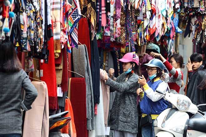 Ha Noi moi chom lanh, thanh nien da trum chan ra duong-Hinh-4