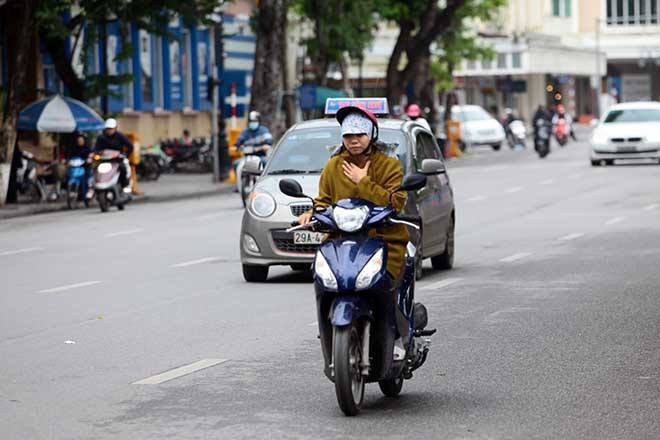 Ha Noi moi chom lanh, thanh nien da trum chan ra duong-Hinh-5