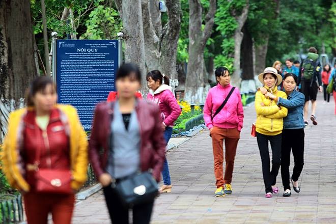 Ha Noi moi chom lanh, thanh nien da trum chan ra duong-Hinh-8