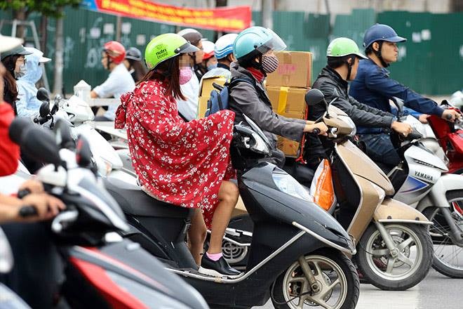 Ha Noi moi chom lanh, thanh nien da trum chan ra duong