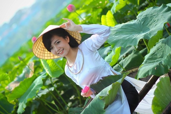 Gap lai co giao hot girl truong Amsterdam dien ao dai xuong pho-Hinh-5