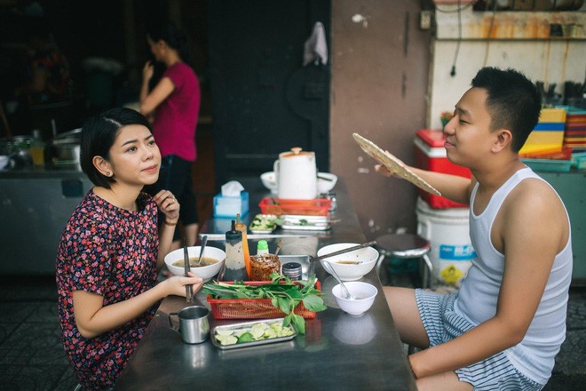 Tien di an sang, cap doi ba dao chup luon bo anh cuoi