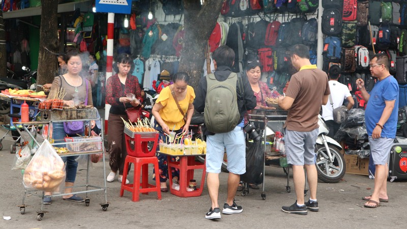 Pho di bo Ho Guom: Noi giai tri hay tu diem ban hang rong?-Hinh-8