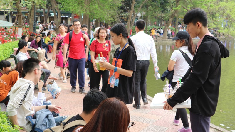 Pho di bo Ho Guom: Noi giai tri hay tu diem ban hang rong?-Hinh-9