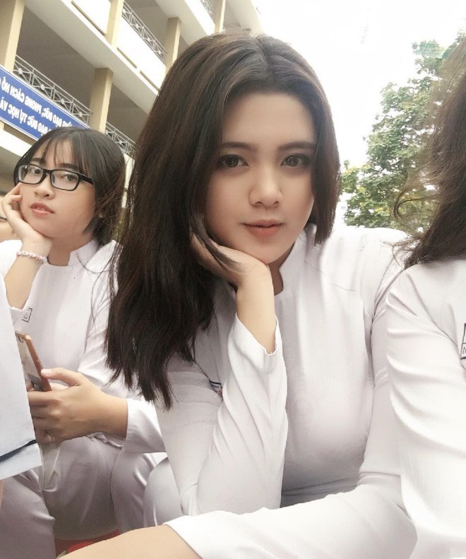 Nữ sinh Sài Gòn chứng minh đã xinh thì diện áo dài trắng đơn giản, chụp ảnh selfie thôi cũng hớp hồn thiên hạ