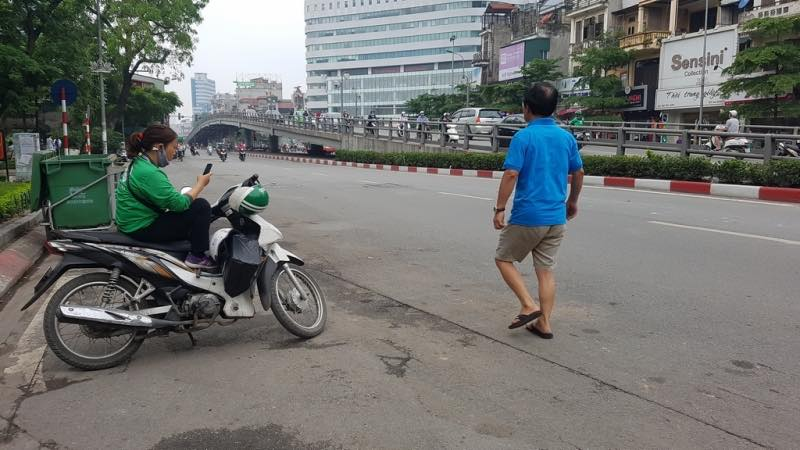 Nhung khoanh khac hiem co tren duong pho Ha Noi dip nghi le 30/4-Hinh-5