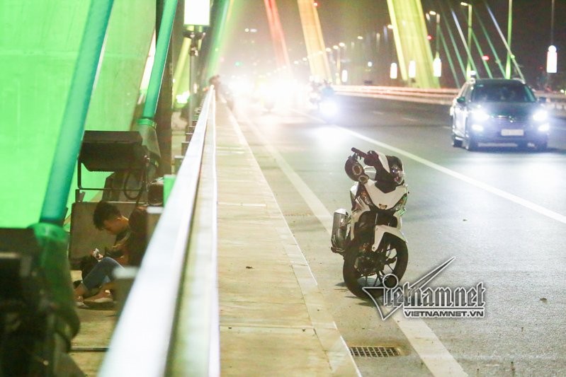 Hai hung kieu ngoi hong mat tren cau Nhat Tan-Hinh-11