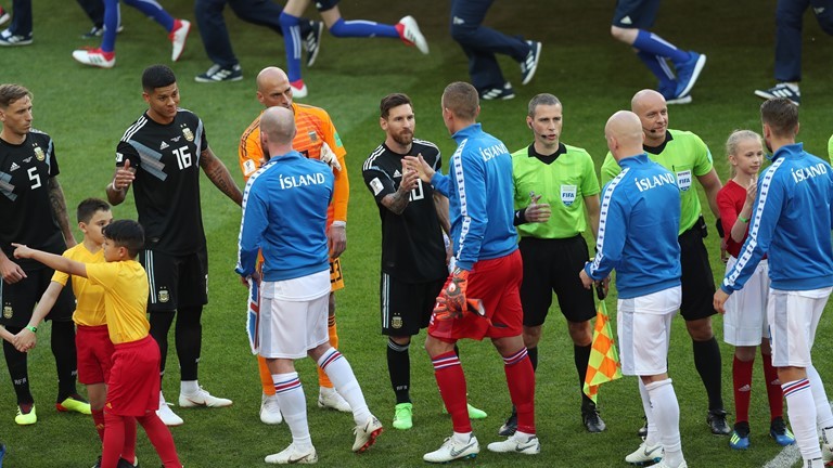 Messi da hong penalty, Argentina bi Iceland cam hoa-Hinh-10