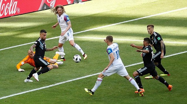 Messi da hong penalty, Argentina bi Iceland cam hoa-Hinh-4