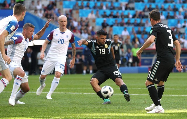 Messi da hong penalty, Argentina bi Iceland cam hoa-Hinh-5