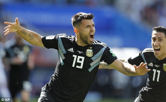 Messi da hong penalty, Argentina bi Iceland cam hoa-Hinh-7