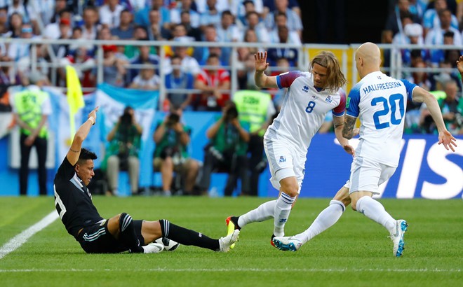 Messi da hong penalty, Argentina bi Iceland cam hoa-Hinh-8