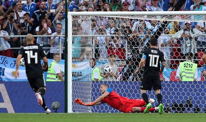 Messi da hong penalty, Argentina bi Iceland cam hoa