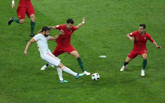 Bo Dao Nha 3 - 3 Tay Ban Nha: Ronaldo sam vai nguoi hung bang hat-trick-Hinh-10