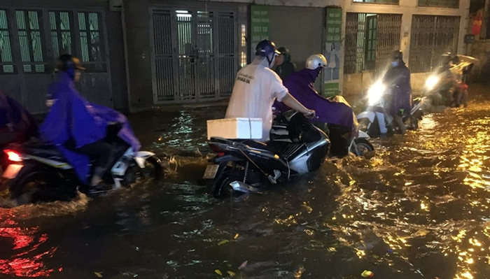 Dan mang xot xa nhin nguoi dan Ha Noi tam mua trong canh tac duong-Hinh-10