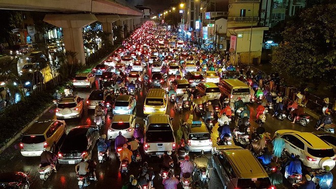 Dan mang xot xa nhin nguoi dan Ha Noi tam mua trong canh tac duong-Hinh-2