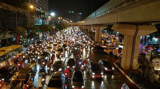 Dan mang xot xa nhin nguoi dan Ha Noi tam mua trong canh tac duong-Hinh-3