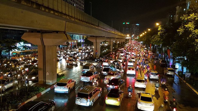 Dan mang xot xa nhin nguoi dan Ha Noi tam mua trong canh tac duong-Hinh-4